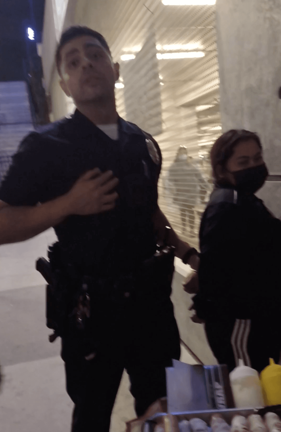 Los hermanos aseguran que había más vendedores en la zona, pero solo los procesaron a ellos, en un arresto de por lo menos 25 minutos.