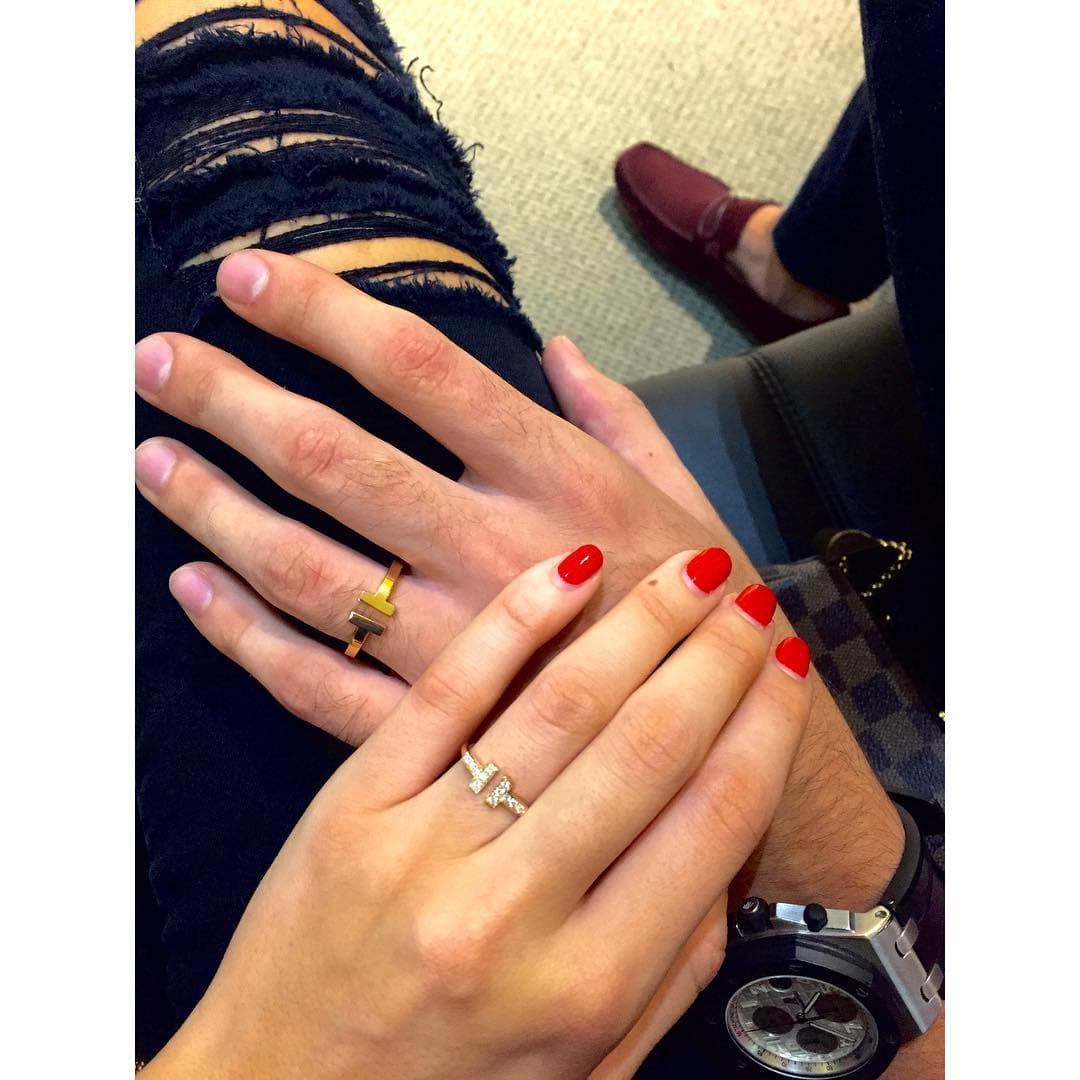 ¡Ya le dio el anillo! Los dos lucen estas argollas, que no son de compromiso, pero sí de promesa.