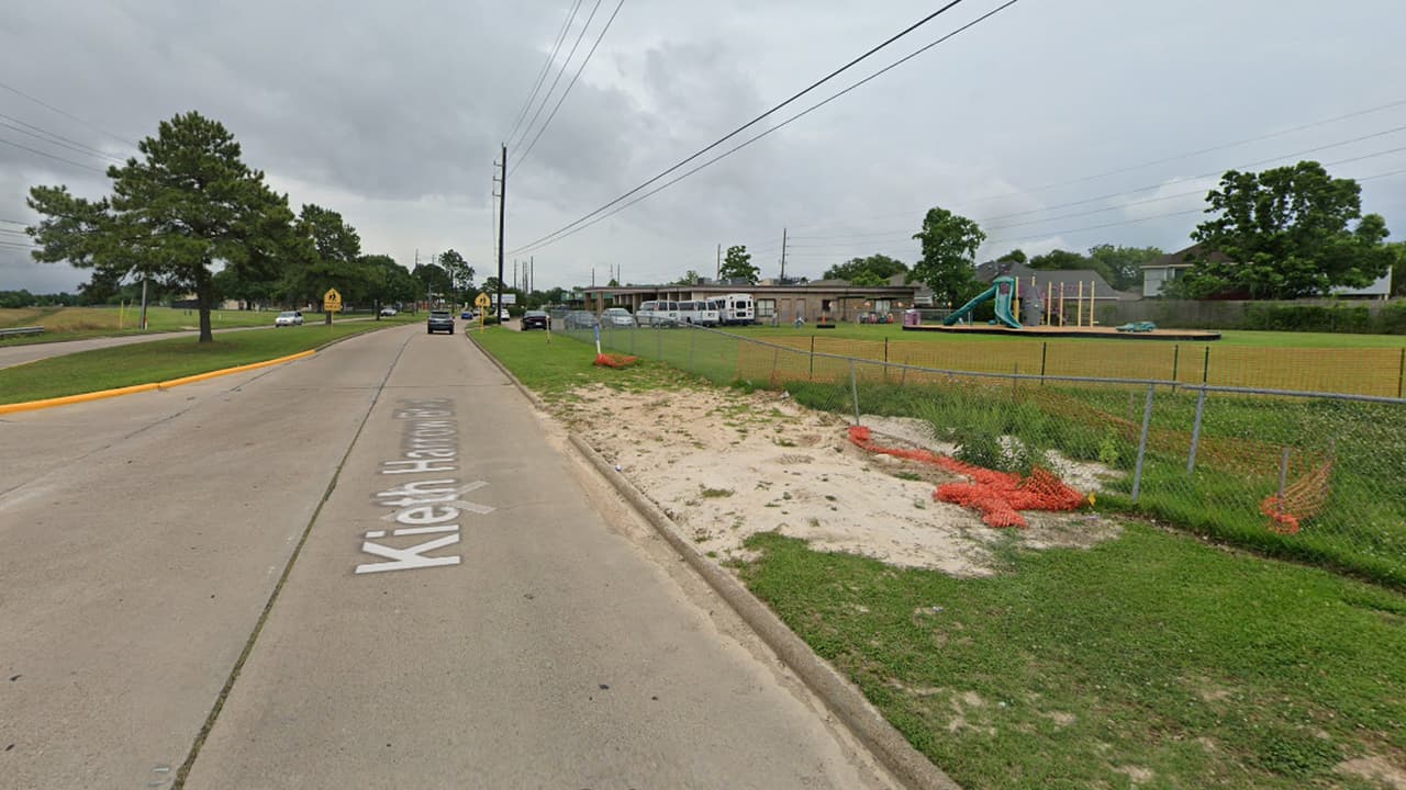 El socavón se abrió en el patio de recreo de una guardería. El personal del establecimiento había reportado el problema en meses pasados, pero no se hizo nada al respecto, según denuncian.
<br>