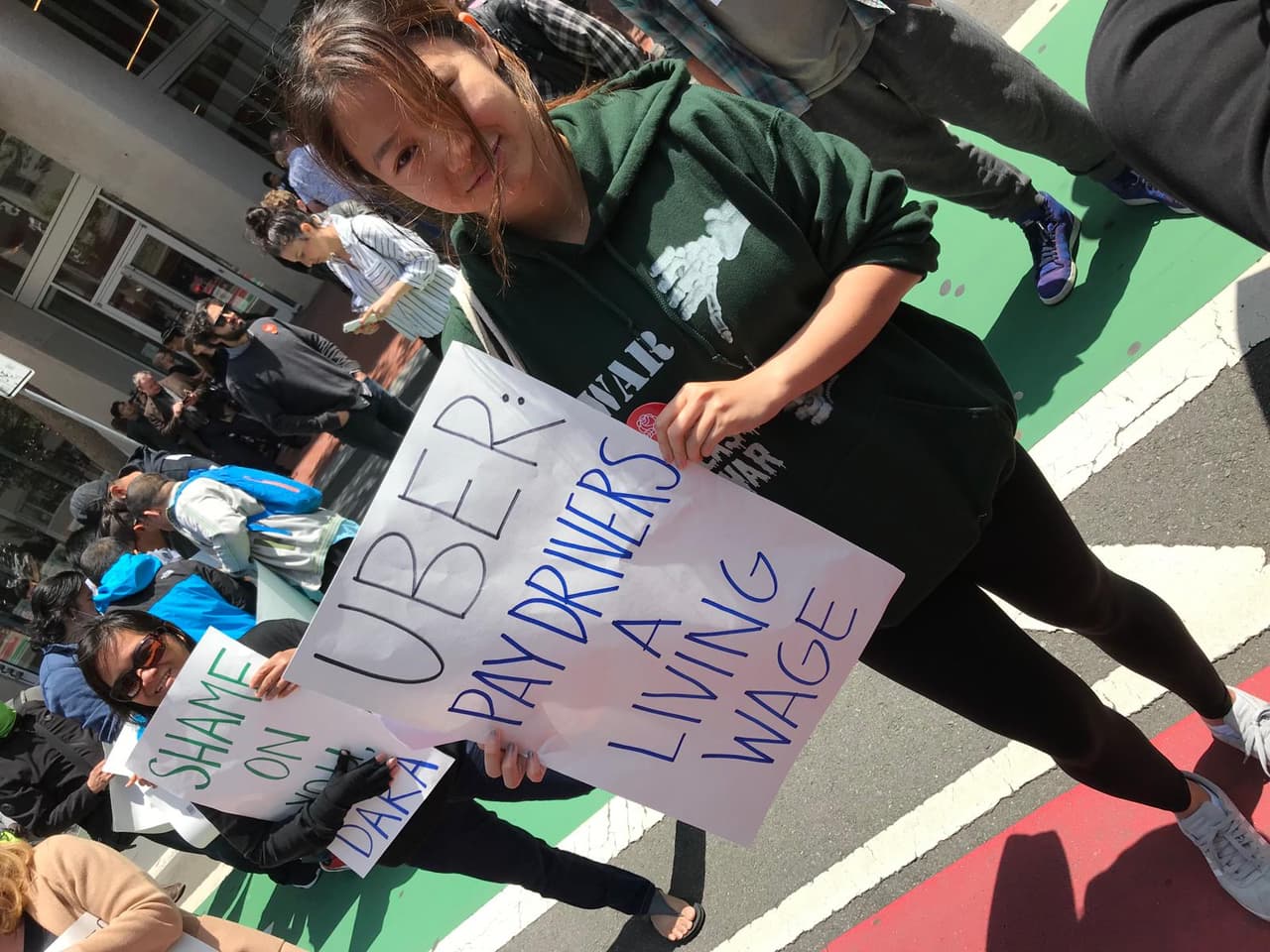 “Los conductores son el corazón de nuestro servicio, no podemos tener éxito sin ellos y miles de personas vienen a trabajar en Uber diariamente pensando en cómo mejorar su experiencia en y fuera de la calle”, dijo la compañía en un comunicado como respuesta a las protestas.