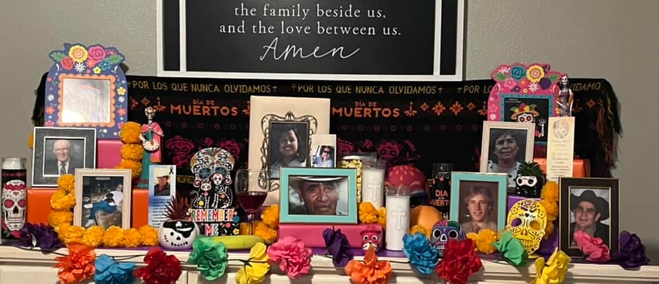 Destacando las fotografías de su familia y entre flores de colores está el altar de Cristina Rangel.