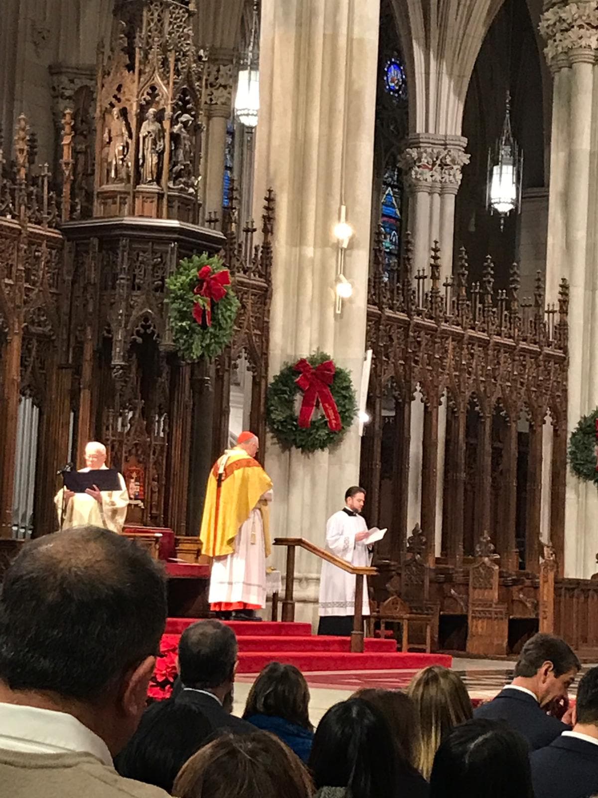 La misa de media noche es por lotería. Boletos gratuitos se entregan a los ganadores.