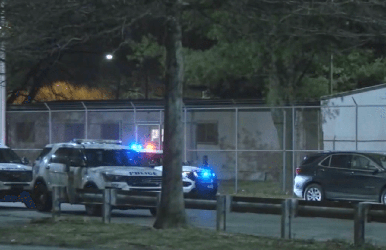 La
<a href="http://www.phillypolice.com/" target="_blank">policía</a> fue llamada justo antes de las 2 a.m. del jueves a la prisión en la cuadra 8100 de State Road después de varios informes de disparos.