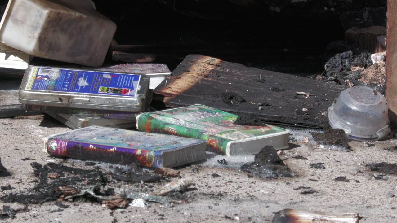 El hombre tenía algunas películas y libros en estanterías que quedaron dañados tras el
<b><a href="https://www.univision.com/local/dallas-kuvn/te-quedaras-en-casa-durante-la-tormenta-invernal-en-texas-anota-estas-recomendaciones-que-pueden-serte-utiles-video">incendio</a> que casi consumió en su totalidad la vivienda en Northeast Dallas.</b>