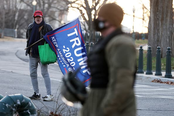 Un hombre expresa sus simpatías por el presidente Trump a las afueras del Capitolio la mañana del jueves 7 de enero de 2020.
