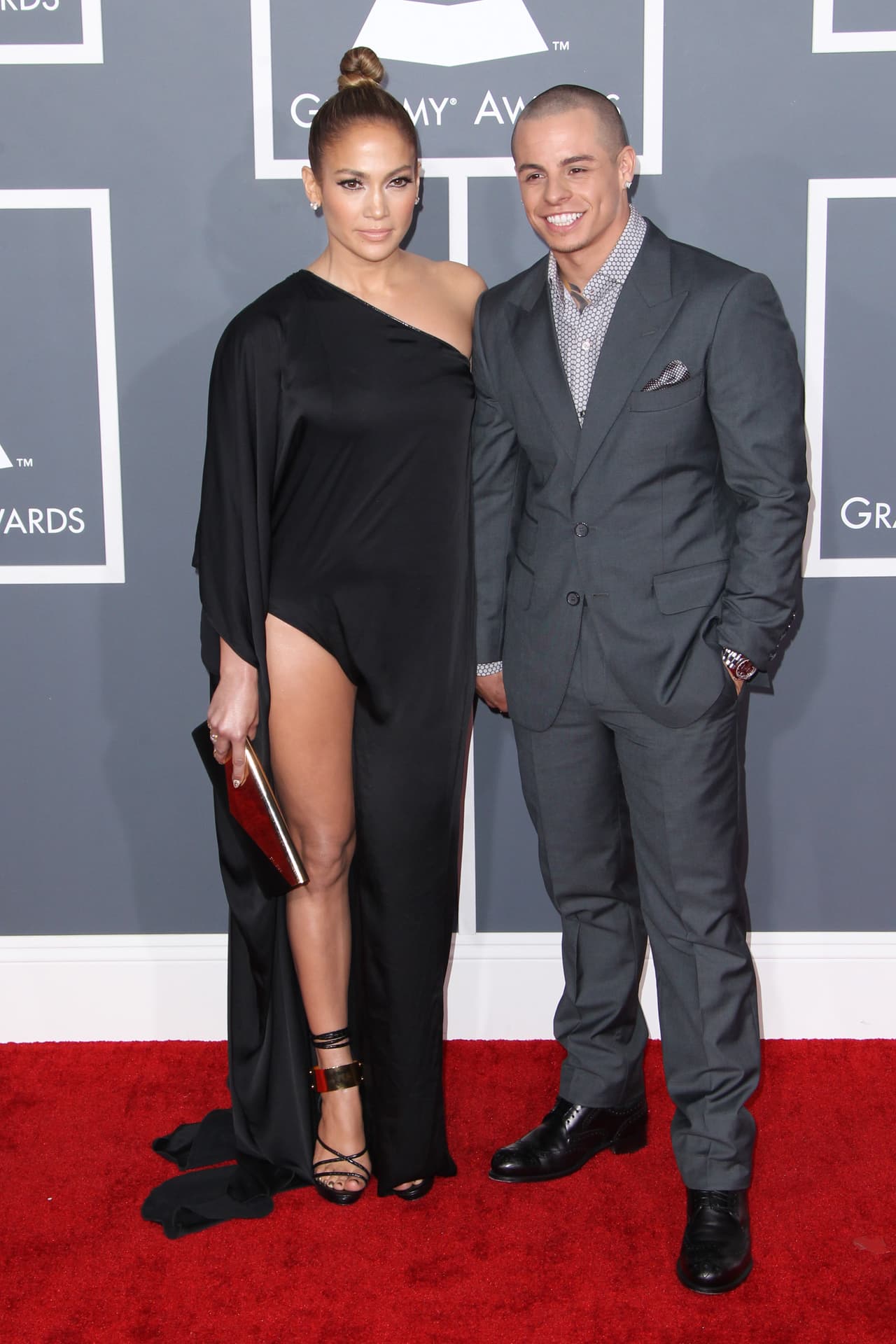 Sus besos en público dejaron claro que eran más que amigos y JLo no tardó en gritarlo a los cuatro vientos. La cantante es 18 años mayor que él.