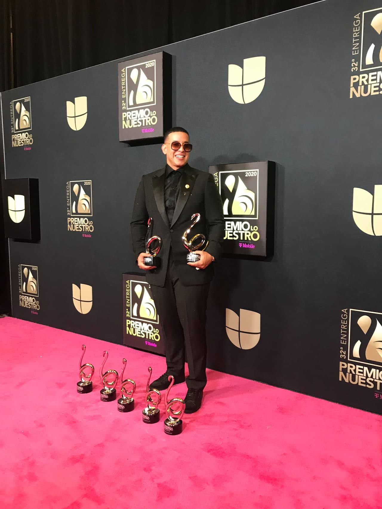 Las manos no le daban para cargar los 7 Premio Lo Nuestro que ganó.