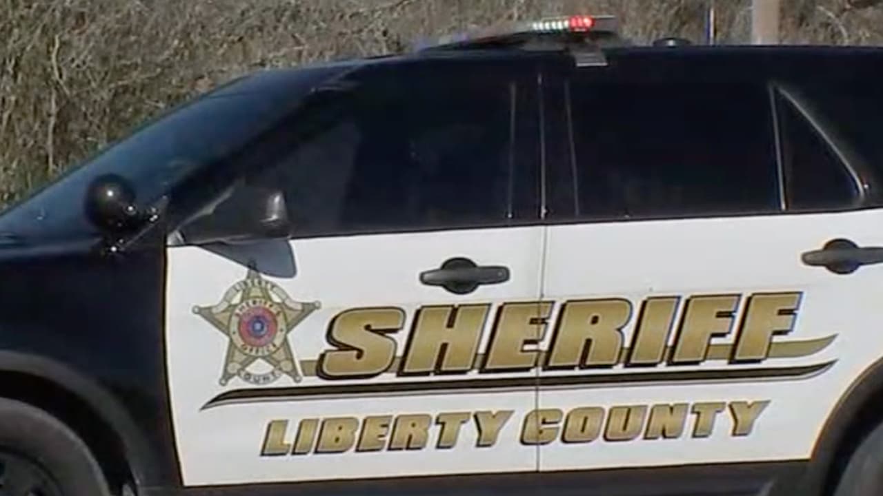 Hallan dos cuerpos dentro de un vehículo incendiado en el sureste de Texas