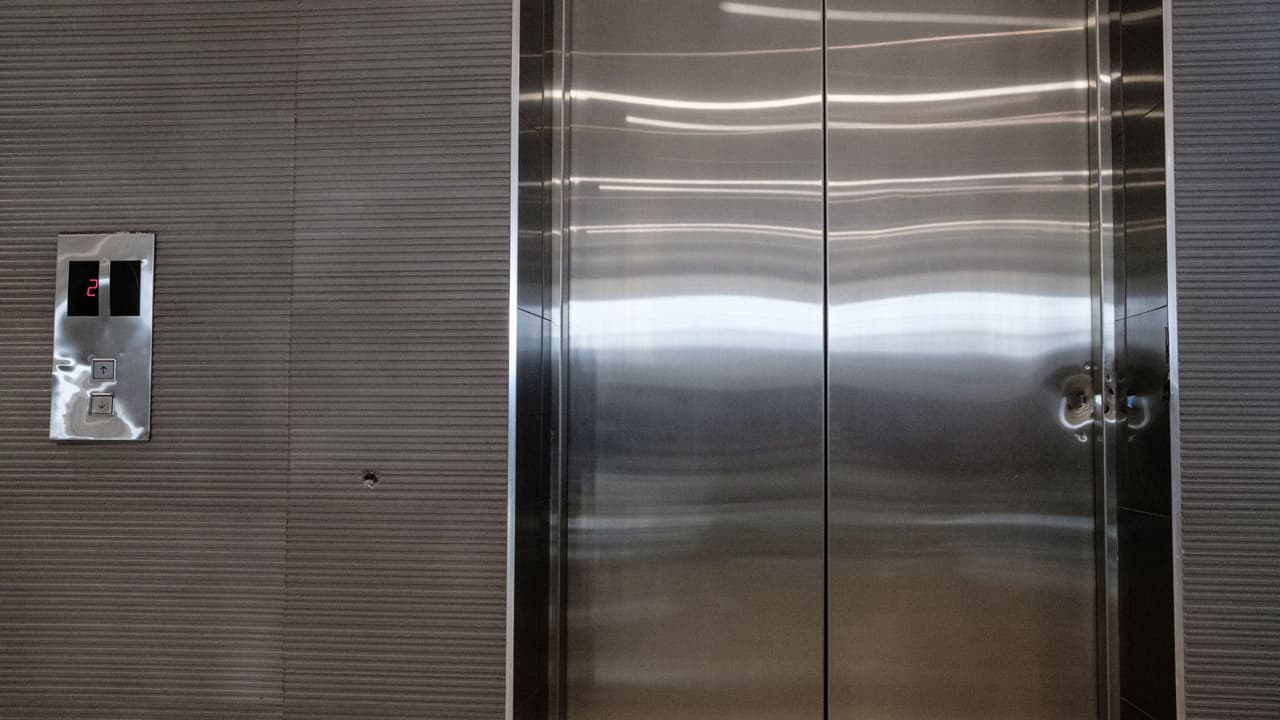 Hallan muerto a un hombre con múltiples heridas de bala dentro de un ascensor en apartamento de Houston