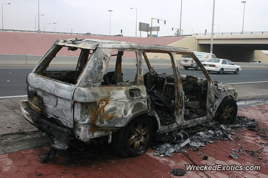 <b>Land Rover Range Rover</b>
<br>Sin embargo algún mal intencionado, quizas creyendo que auto estaba estacionado ahí por negligencia y decidió darle una lección al propietario.
<br>