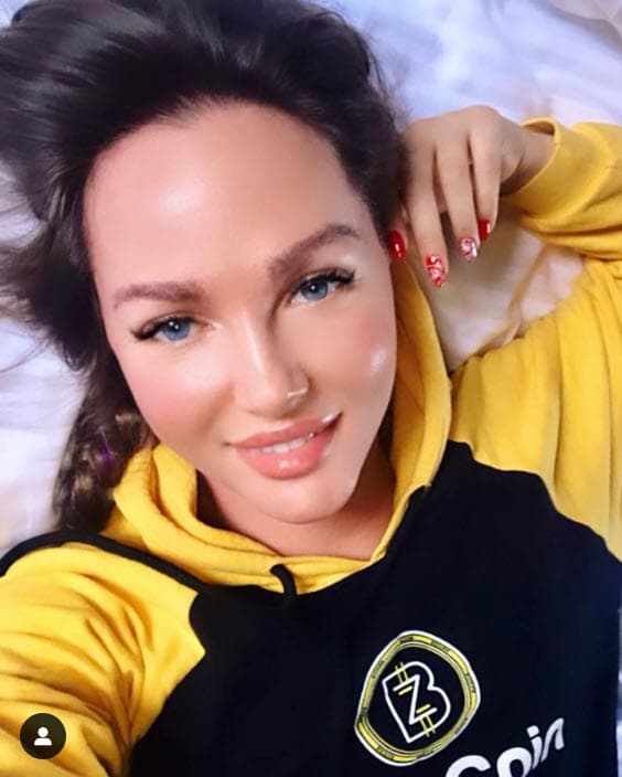 En uno de sus mensajes, sugirió que se deberían quitar todas las señales de tráfico del país para que los soldados rusos no supieran a dónde ir: "El enemigo no conoce el área, así que podemos derrotarlos", dijo.
<br>