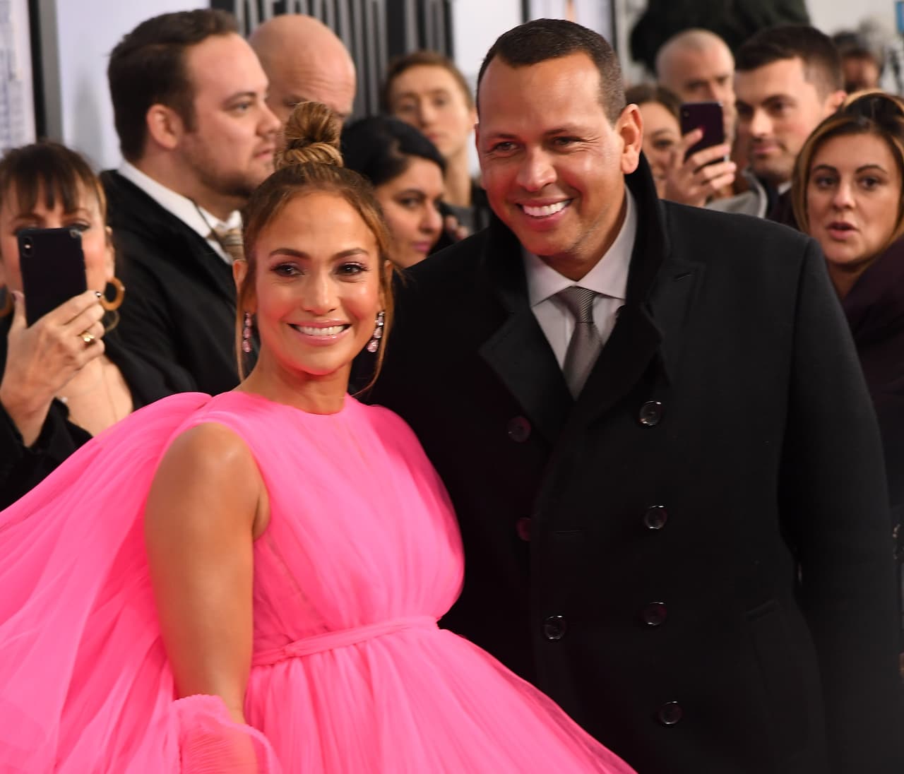 Pero fuera de eso, hasta ahora no se sabe más. Con ET, JLo no dio mayores detalles sobre la esperada boda y aseguró que
<b><a href="https://www.univision.com/entretenimiento/jennifer-lopez-y-alex-rodriguez-asi-nacio-y-se-consolido-jrod-el-romance-del-ano" target="_blank">ni ella ni su futuro marido han decidido</a></b> en dónde se casarán.