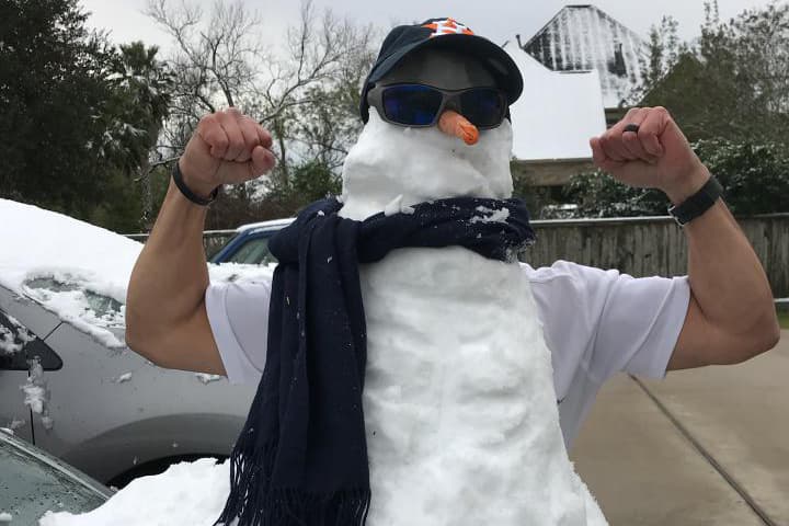 Muchos aprovecharon el raro evento para tomarse fotos, jugar con la nieve y construir el tradicional muñeco navideño.