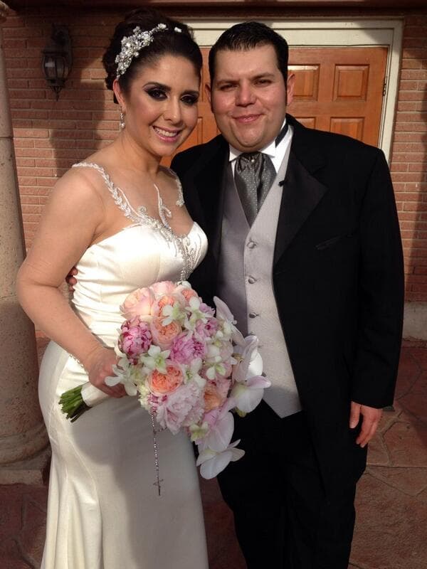 Oscar Iván de Grupo Duelo está casado con Cynthia de Treviño, con quien tiene cuatro hijos.