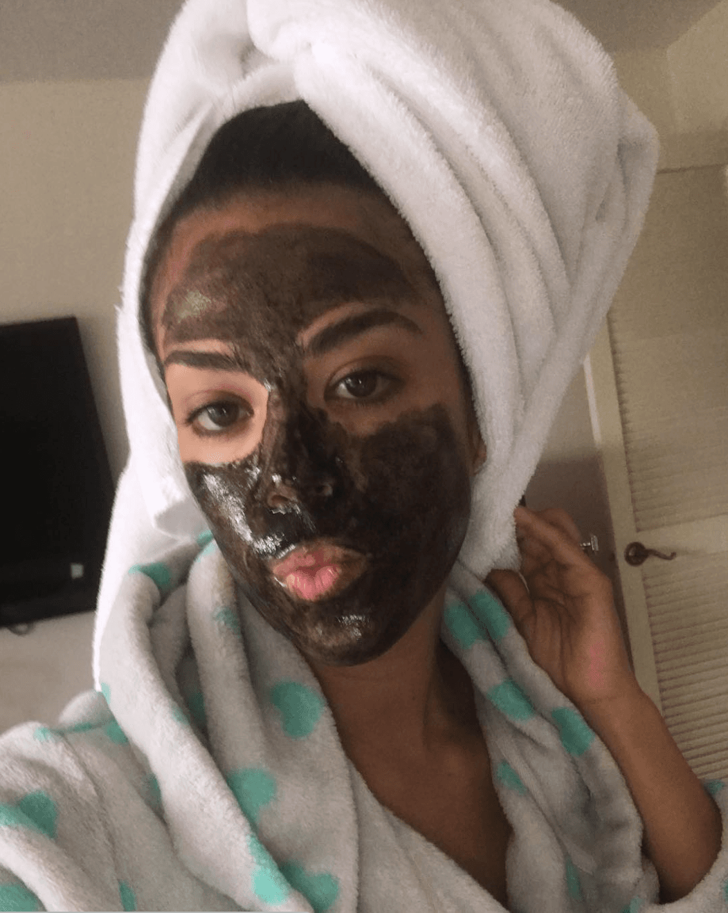 Carolina Ramírez compartió una imagen de su rutina de belleza cuando tiene un día relajado para consentirse.