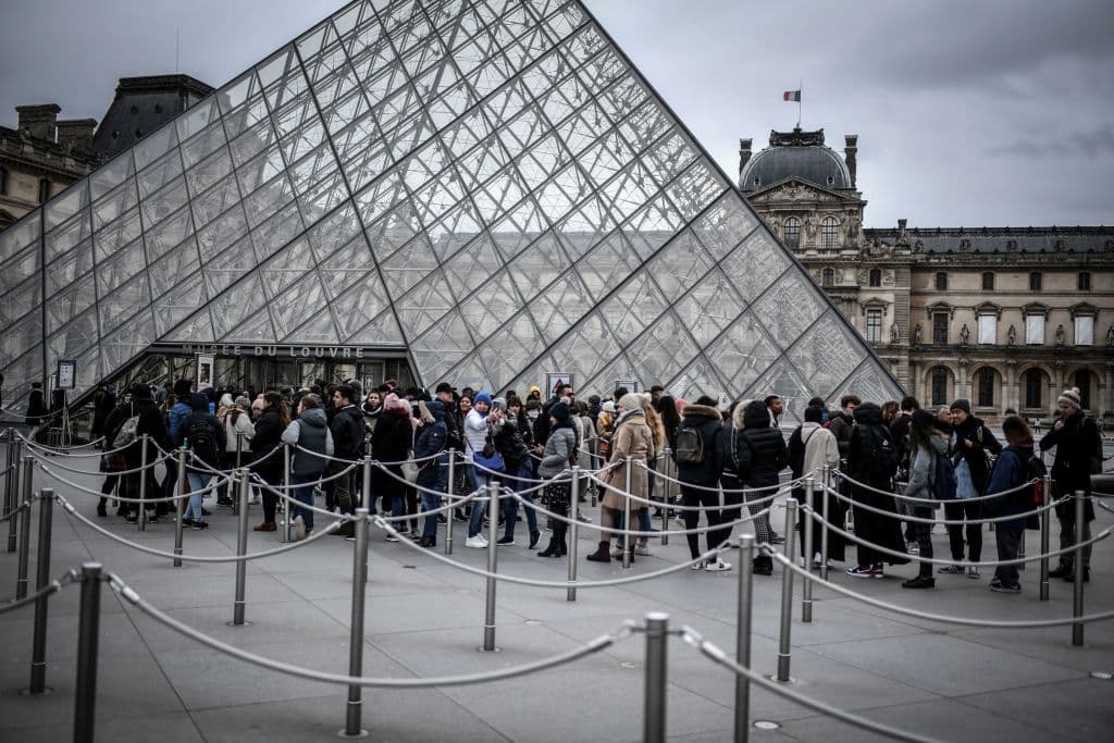 El Museo del Louvre, en París, cerró sus puertas este domingo para prevenir la propagación del coronavirus.