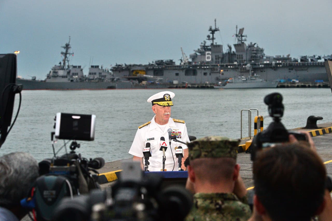 En una conferencia de prensa en la base naval de Changi en Singapur, el Almirante Scott Swift, comandante de la flota estadounidense en el Pacífico, afirmó que 10 miembros de la tripulación fueron dados como desaparecidos y que hasta ahora solo unos pocos han sido hallados en el mar5 o dentro de compartimientos inundados del barco de guerra. Al fondo el destructor USS John S. McCain.