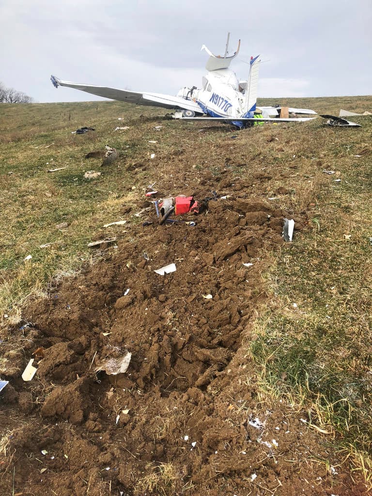 Esta fotografía del sábado 10 de noviembre de 2018, facilitada por el Departamento del Sheriff del condado Guthrie, en Iowa, muestra los restos de una avioneta que se estrelló el día anterior en el estado.