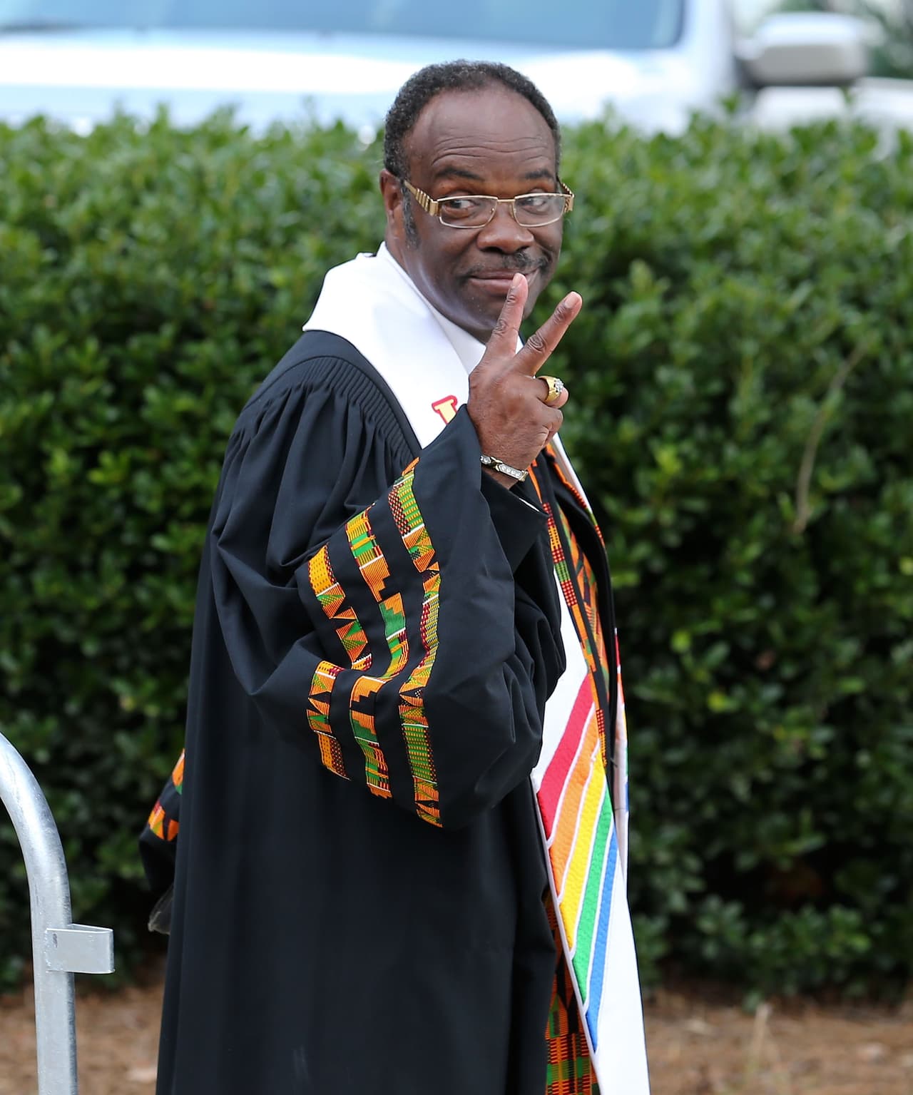 El Elder Cal Murrell se dirigió hacia el interior de la capilla y llegó saludando a todos.