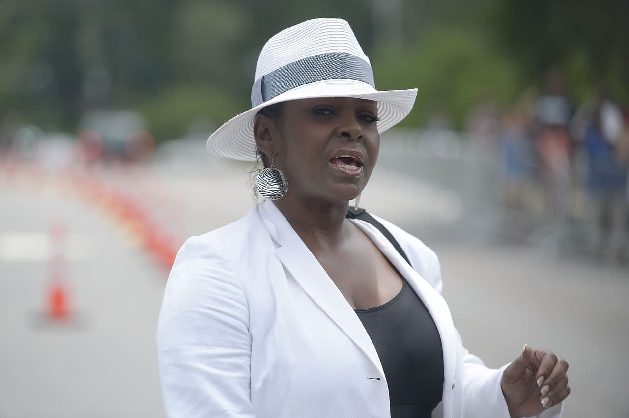 La tía de Bobbi, Leolah Brown armó un alboroto en plena ceremonia, cuando interrumpió el discurso de Pat Houston para gritarle que ella estaba equivocada.