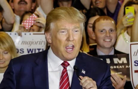 Donald Trump participa en un evento público durante su etapa como empresario y personalidad mediática, antes de incursionar en la política.