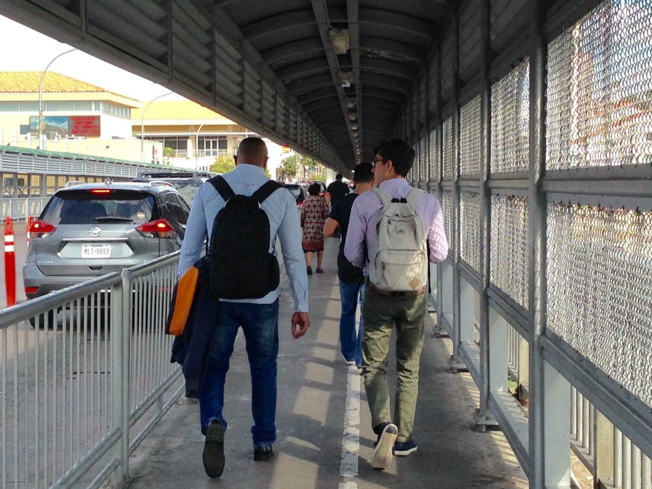 J. entrando en Estados Unidos acompañado por un activista de la organización Human Rights First, quien lo esperó en el puerto fronterizo de Laredo y le ayudó a defender su caso ante los oficiales de CBP.