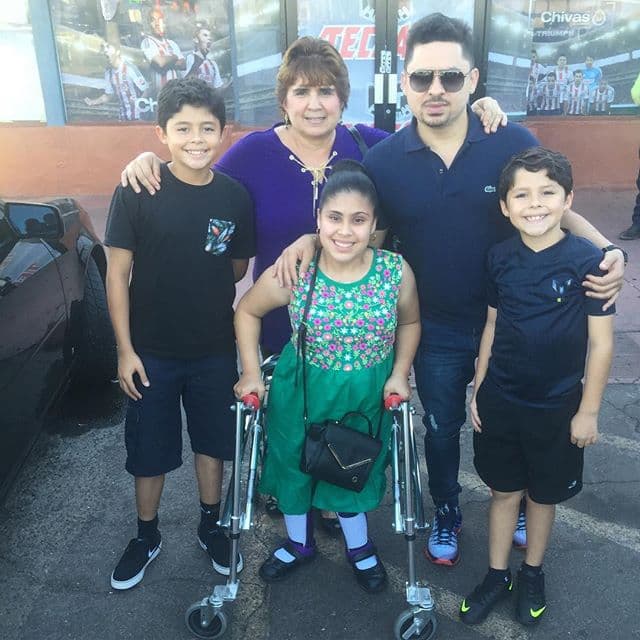 Es un hombre que se encarga de disfrutar con sus seres queridos cada que tiene oportunidad.