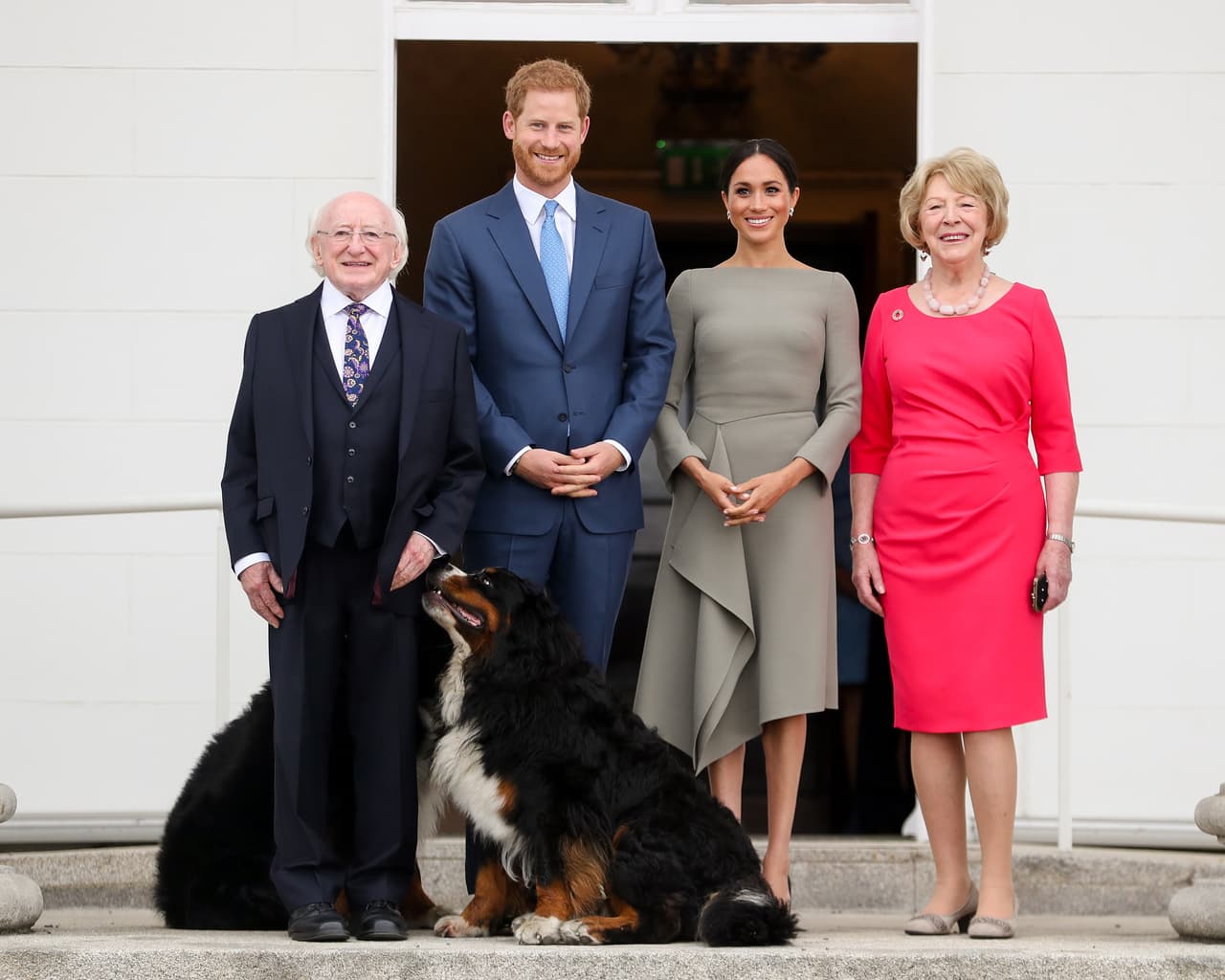 <b>Meghan: Día 2. Encuentro con el presidente de Irlanda</b>
<br>Para visitar a la pareja presidencial irlandesa, Meghan eligió un vestido gris pardo (taupe) del diseñador
<a href="https://orchardmile.com/roland-mouret/barwick-dress-ps18-f4044-c1082-rm02853192?gclid=CjwKCAjw1ZbaBRBUEiwA4VQCITihp3jRK36DS-etEyHrxDpB-fdyhxBC2x0Tb1kVYOiNXXRJy3kqEBoCfwsQAvD_BwE"><u>Roland Mouret</u></a>, ($2,689) con el mismo corte que el que usó
<a href="https://www.univision.com/estilo-de-vida/bodas/en-fotos-meghan-markle-y-el-principe-harry-separados-horas-antes-de-su-boda-fotos">el día antes de su boda</a> en un encuentro con su madre.