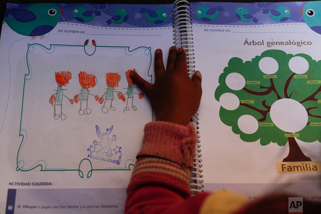 Mariana Delgado, de 6 años, que habría comenzado el jardín de niños durante 2020, alisa en cambio muebles en miniatura con trozos de papel de lija. Para los estudiantes, el cierre del año escolar es una catástrofe.
<b> "No van a recuperar el tiempo y yo me esfuerzo para que sean más que carpinteros ”</b>, dijo el padre del niño de seis años, Héctor Delgado.
<br>
<br>