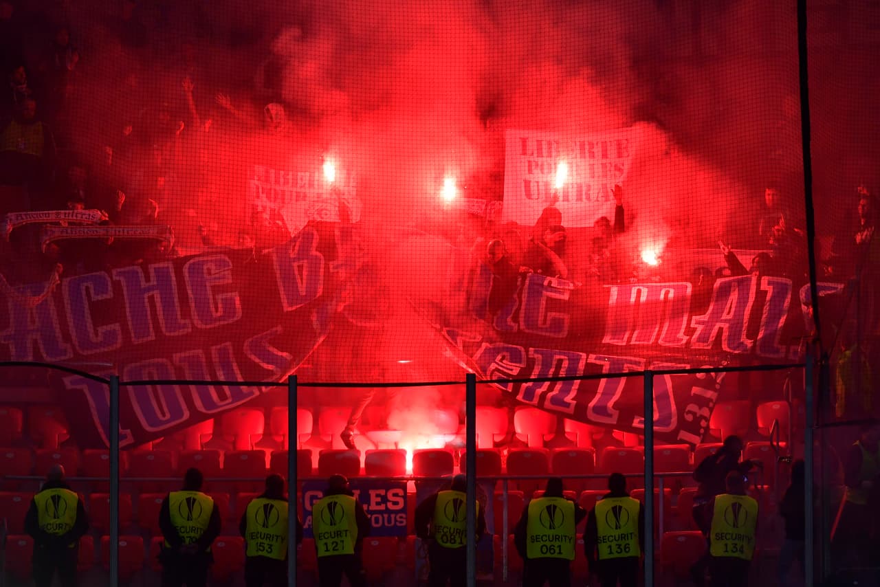 Los barras bravas del Marsella, que no chocaron en su camino con seguidores del Athletic, también encendieron bengalas durante el partido.