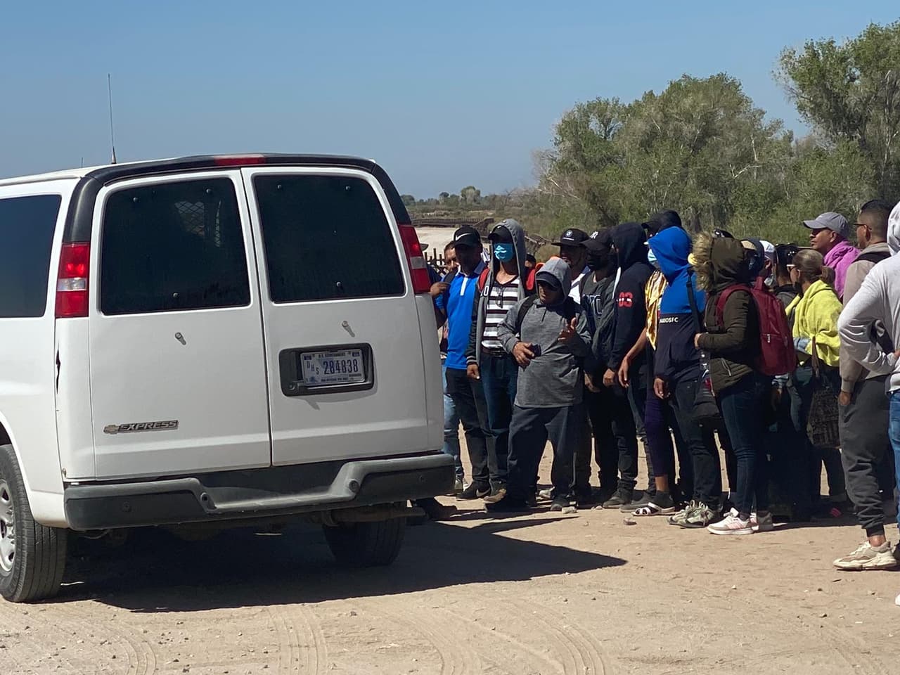 Las personas estaban acompañadas de autoridades migratorias.