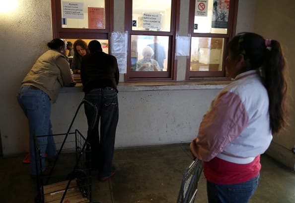 En Los Ángeles, las personas pueden llamar al 211 o visitar el enlace de los bancos de comida del condado.