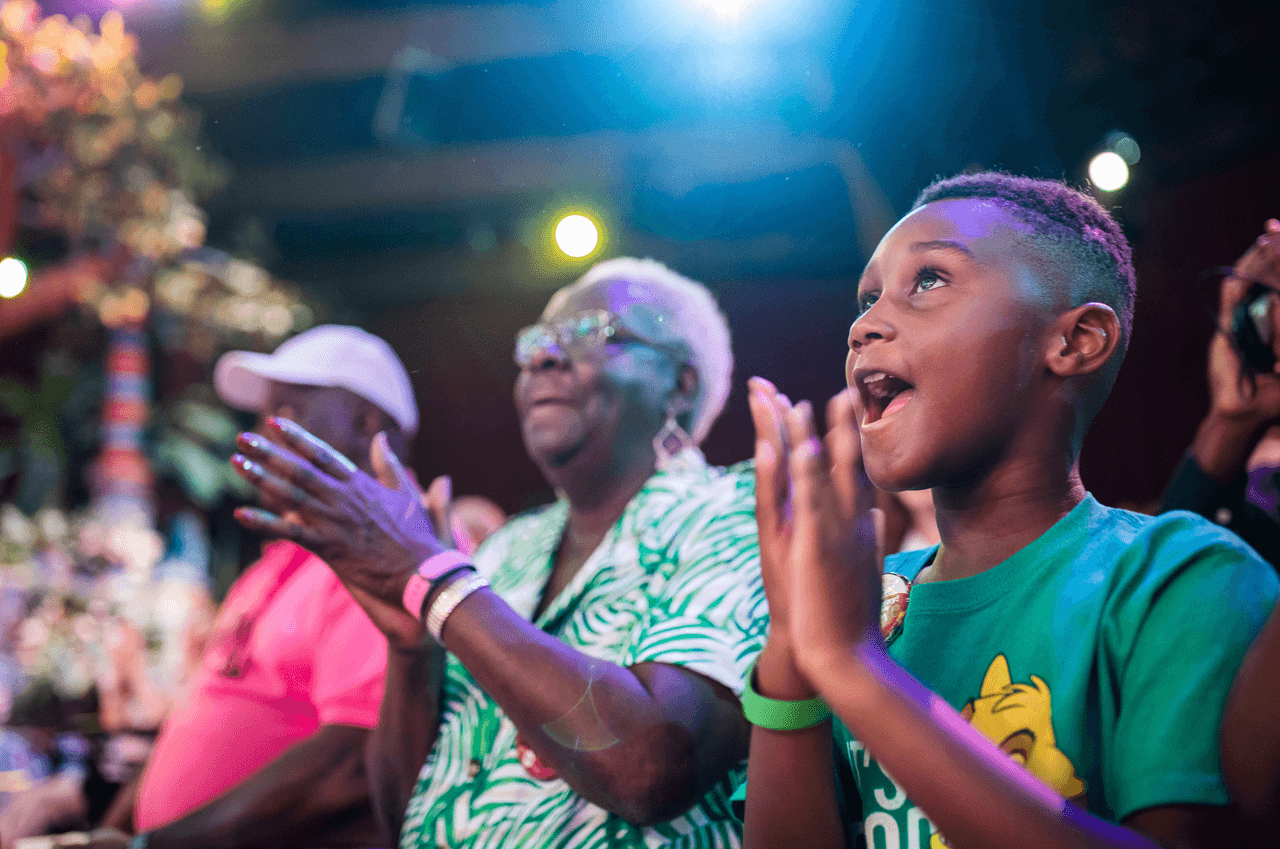 El menor de 7 años pasó más de un año ahorrando dinero para su viaje de cumpleaños a Walt Disney World Resort en Florida, sin embargo, el huracán Dorian cambió sus planes y decidió usar su dinero para ayudar a los afectados.