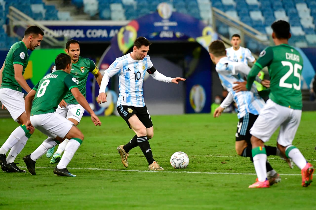 Argentina le pasó por encima a Bolivia con una gran noche de Lionel Messi, quien ya es el jugador con más apariciones en la selección albiceleste. ‘Papu’ Gómez hizo el primer gol del partido y Lautaro Martínez sentenció. Bolivia hizo el del honor.