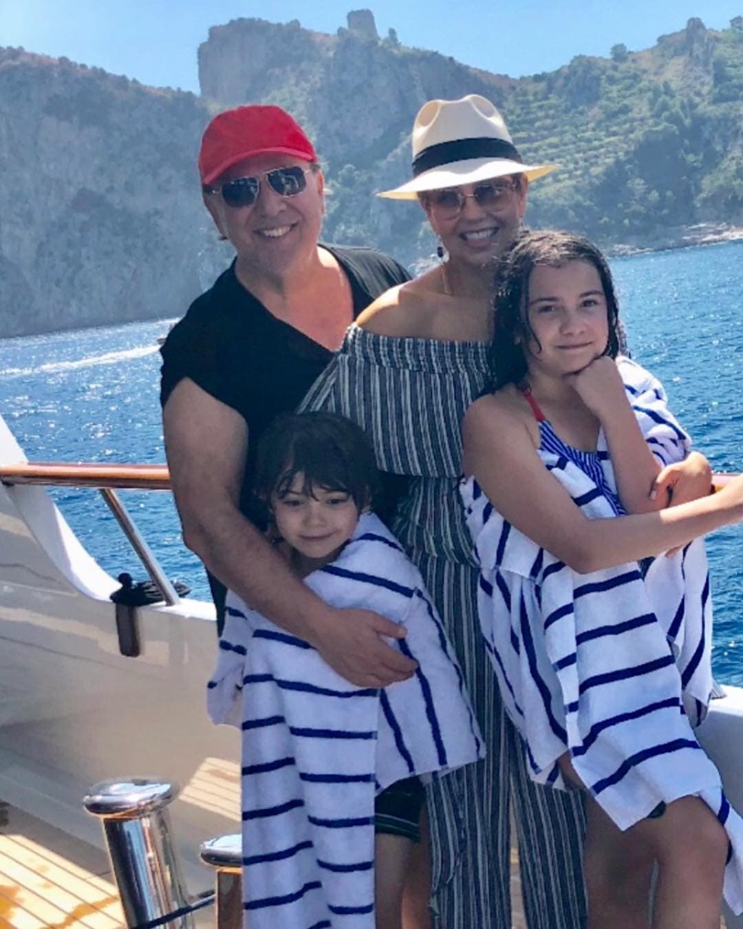 Tommy Mottola publicó fotografías de la familia en la playa.