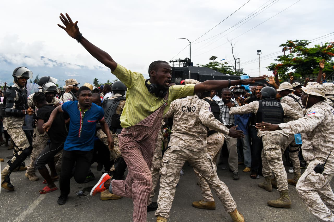 <b>Haití.</b> Situada a pocas horas de vuelo de las costas de Estados Unidos, está entre las naciones a las que el gobierno recomienda no desplazarse. Los principales peligros a los que se expone el turista son la posibilidad de ser secuestrado y las protestas por todo el país que se pueden tornar violentas. Además, las manifestaciones pueden cerrar las carreteras y es frecuente que haya robos.