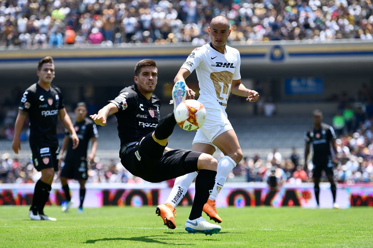 Pero apenas un minuto después, al 54, un error entre el portero González y la zaga, en un pelotazo largo, derivó en un regalo para Carlos González (der) quien solo empujó la bola para el 2-2.