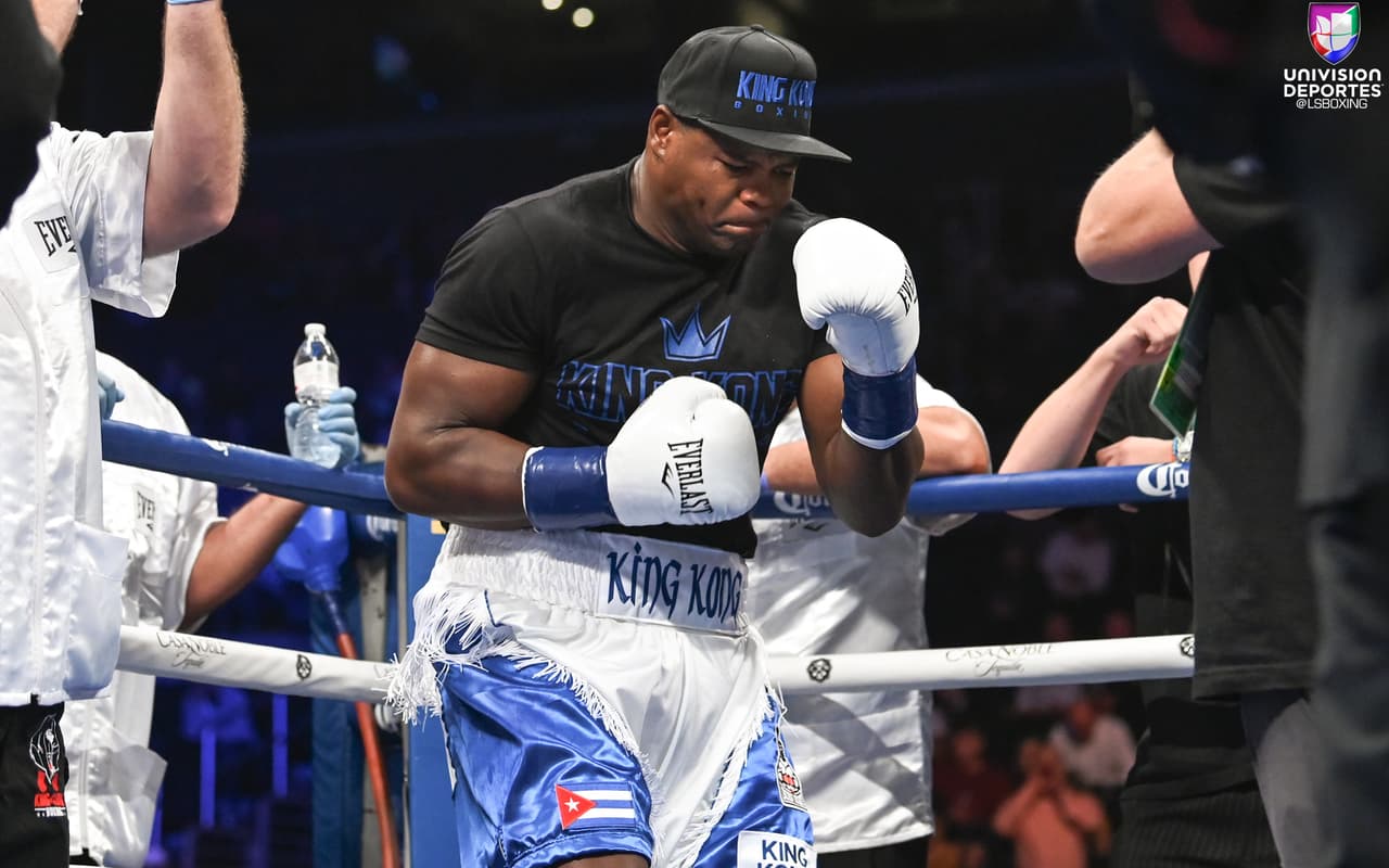 Luis 'King Kong' Ortiz dominó de principio a fin a Travis Kauffman, quien terminó noqueado en el décimo round. El cubano mencionó tras su victoria que quiere la revancha con Wilder.