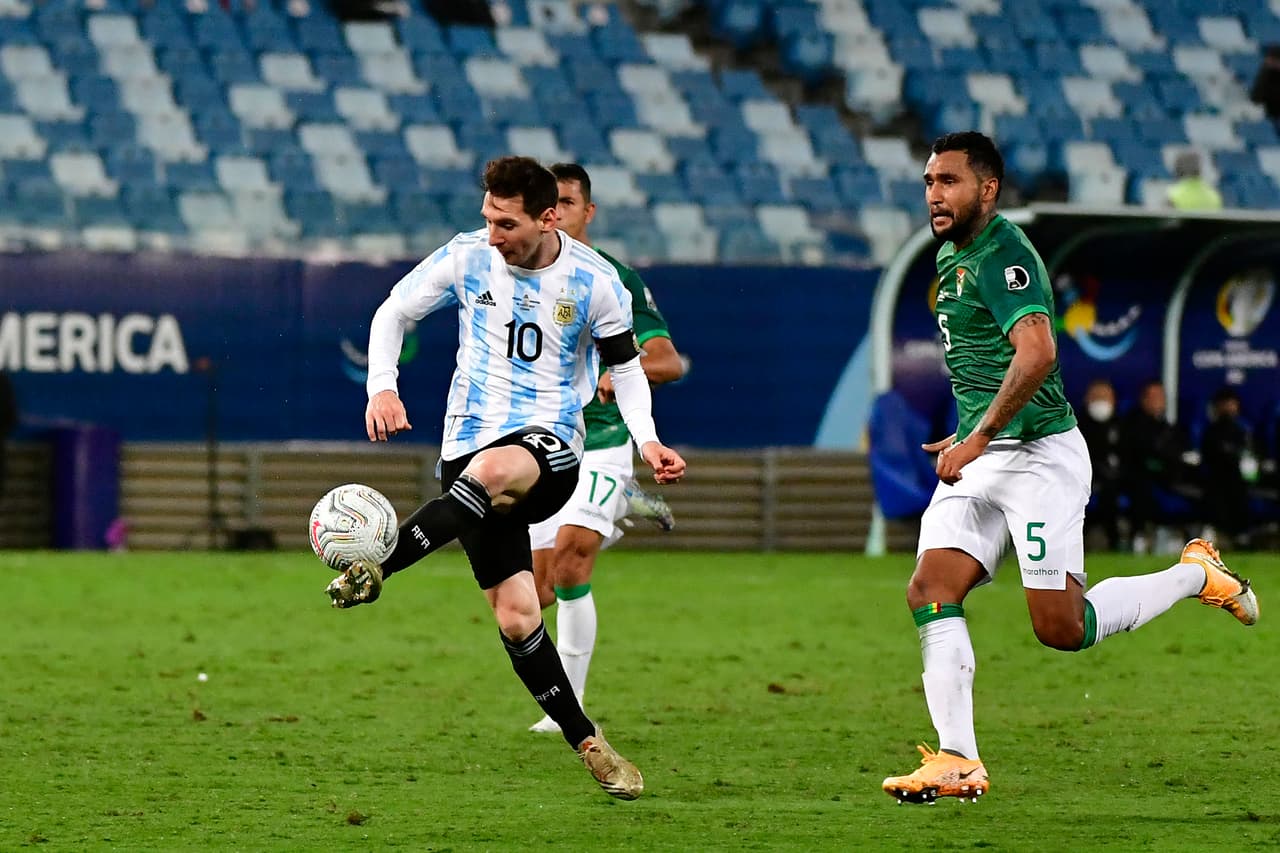 Argentina le pasó por encima a Bolivia con una gran noche de Lionel Messi, quien ya es el jugador con más apariciones en la selección albiceleste. ‘Papu’ Gómez hizo el primer gol del partido y Lautaro Martínez sentenció. Bolivia hizo el del honor.