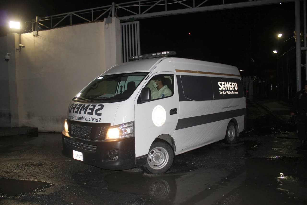 La salida del vehículo del Servicio Médico Forense de la cárcel de Topo Chico.