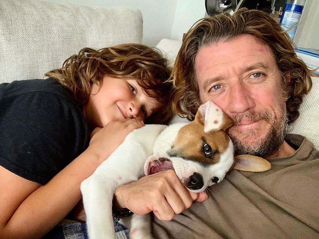 Él ha tenido problemas para convivir con el pequeño, ya que Paulina Rubio no le permite verlo libremente.