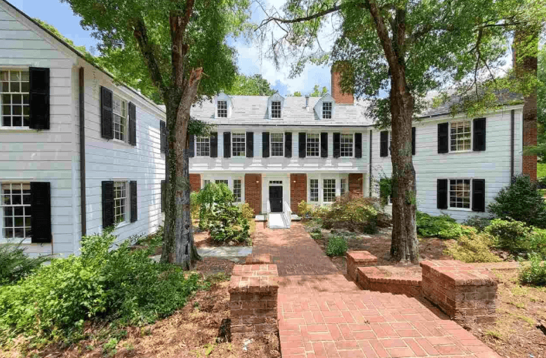 Una mansión de 9,400 pies cuadrados está a la venta en Carolina del Norte.