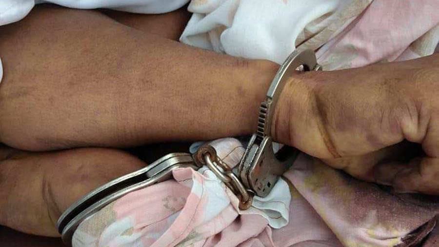 El cadáver de Luis Mejía estaba esposado dentro de su ataúd.