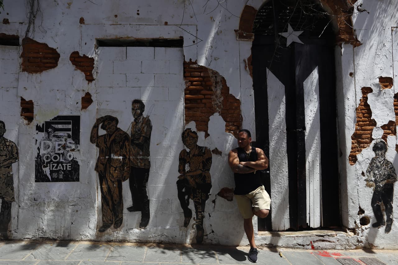La bandera de Puerto Rico pintada en un icónico mural de la calle San José, en el Viejo San Juan, hace meses que está de luto como metáfora de cómo sintieron la llegada de esa Junta Fiscal externa que decidirá el futuro por ellos. (EFE)