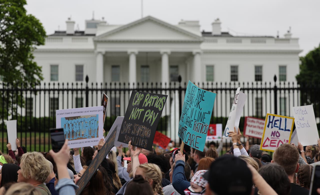 Las enfermeras y los enfermeros se reunieron desde antes de las 9:00 AM afuera de la Casa Blanca, en el 1600 de la Avenida Pensilvania.