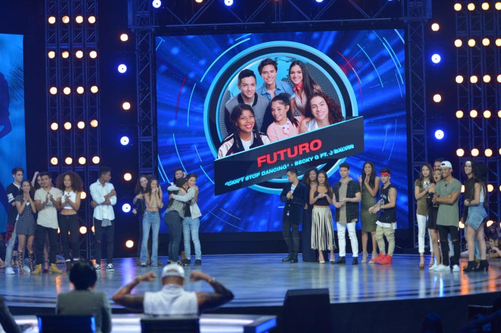 El tema que cantaron fue "Can't Stop Dancing" de Becky G y J Balvin.