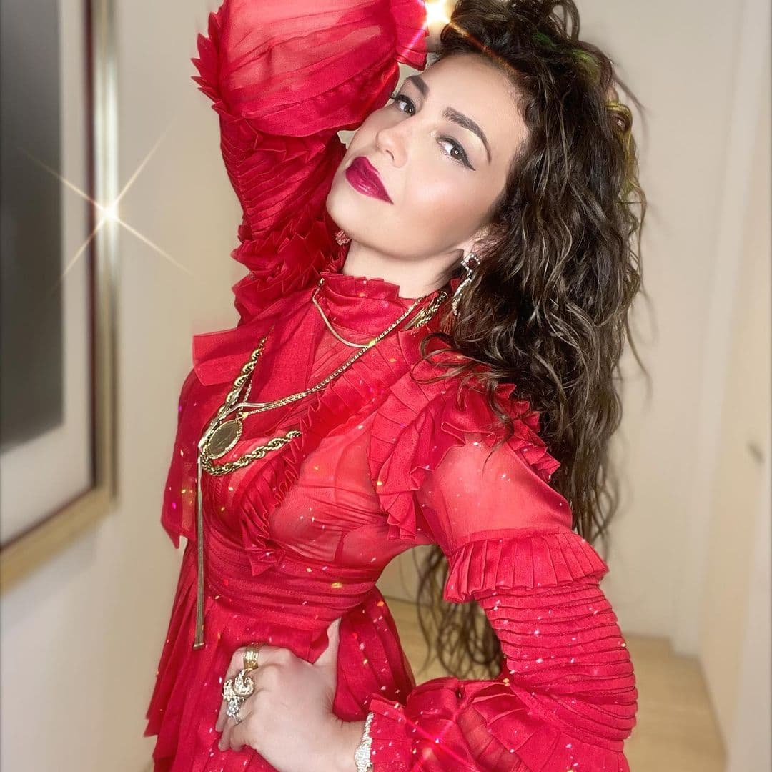 Algunas de las famosas que les encanta su trabajo son Thalía, que hace poco utilizó ese vestido rojo.