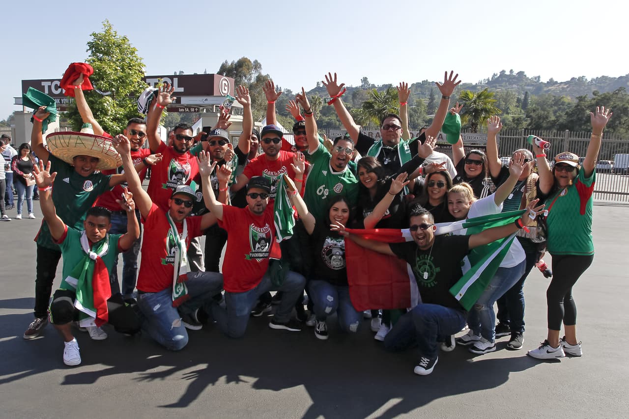 La selección mexicana realizó su último entrenamiento previo al juego ante el combinado de Gales a puerta abierto en el Rose Bowl, donde cientos de aficionados pudieron disfrutar y ver a sus futbolistas favoritos.