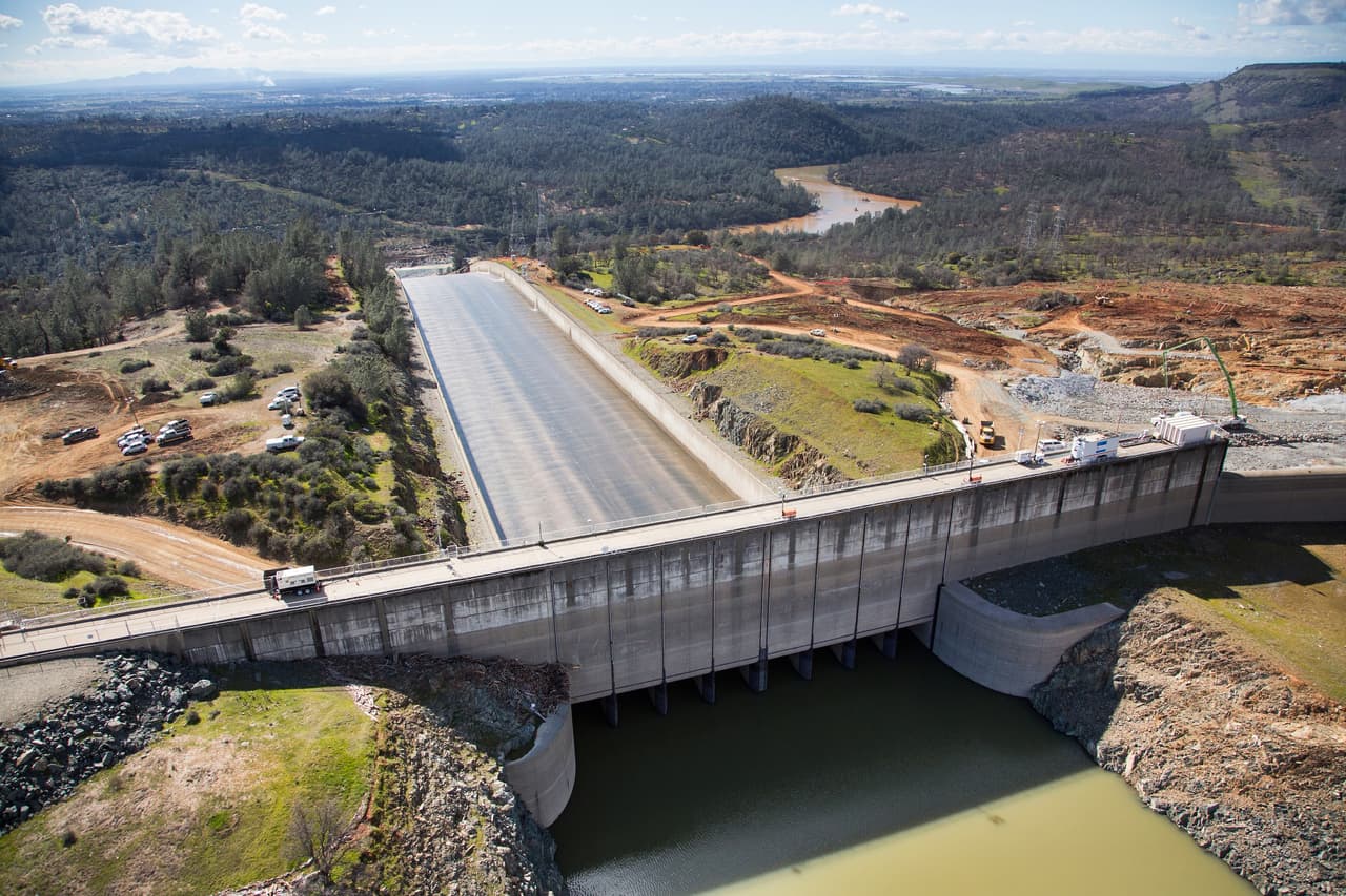 La diferencia de colores en el gris de la pared de contención indica el nivel hasta el que llegó el agua. A la derecha de la imagen se observa el dique auxiliar de salida, por donde rebasó el embalse.