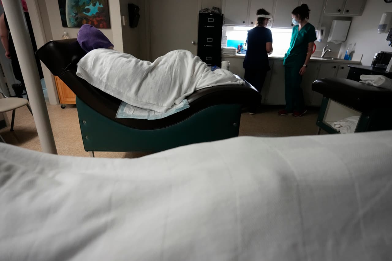 En Texas, se practicaron alrededor de 55,440 abortos en Texas en 2017, según los datos más recientes disponibles
<a href="https://www.guttmacher.org/fact-sheet/state-facts-about-abortion-texas" target="_blank">del Guttmacher Institute</a>, una organización de investigación que apoya el derecho al aborto, aunque algunas de esas pacientes pueden haber sido mujeres de fuera del estado. Los abortos realizados en Texas representan más del 6% de todos los abortos en Estados Unidos, según la organización.